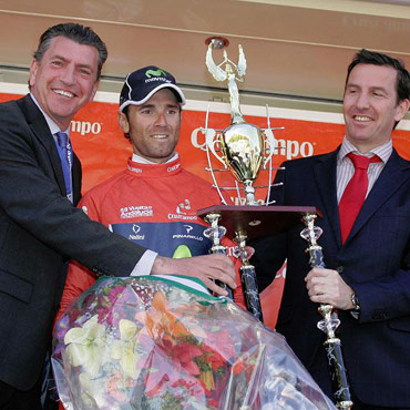 Valverde con su trofeo de campeón de la ronda andaluza
