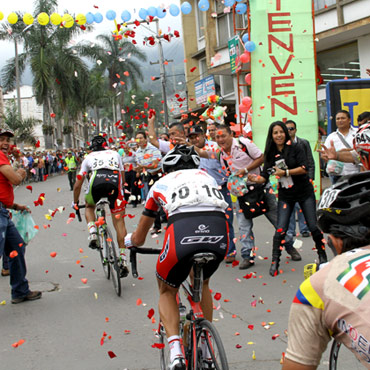 Corredores en plena Clásica Fusagasugueña