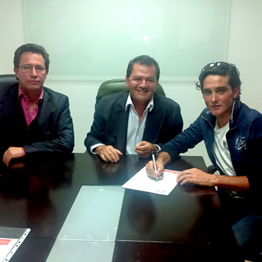 El corredor colombo-español Oscar Sevilla estampando su firma.