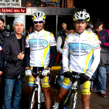 Víctor y Miguel corriendo en el Asia