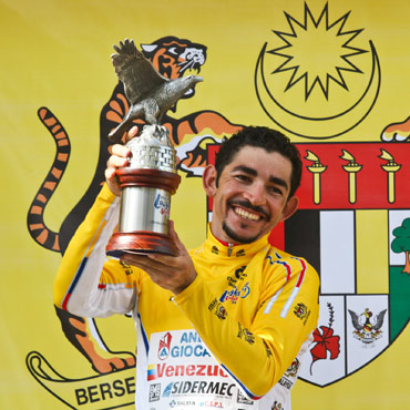 José Serpa y su trofeo en Langkawi