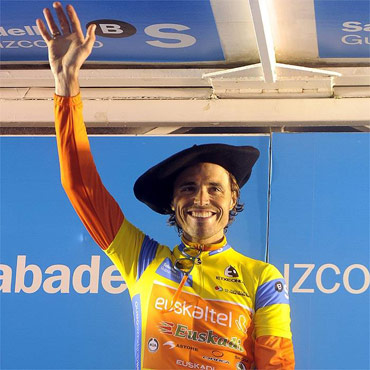 Samuel Sanchez vistiendo su atuendo de campeón