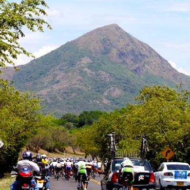 El Cerro del Pacandé adornado por un pelotón en plena carrera