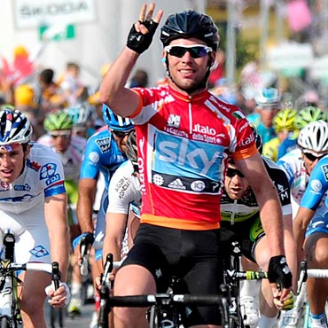 El corredor británico consiguiendo su tercer triunfo del Giro 2012