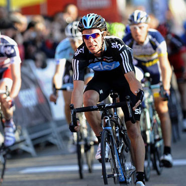 Urán siempre atento en el pelotón puntero