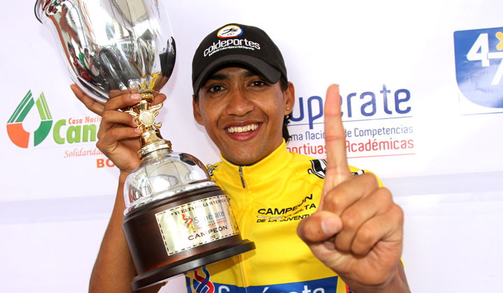 El vallecaucano Ronald Gómez con su trofeo de campeón de la Vuelta de la Juventud 2012