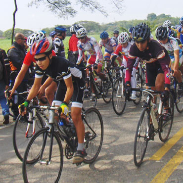 Pedalistas en pleno accionar de competencia