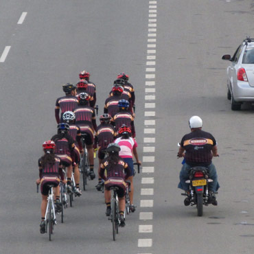 Corredores del equipo caleño en acción