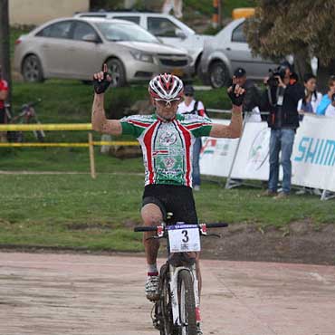 Leonardo Páez como campeón nacional