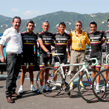 Antonio Arias con el equipo en Italia