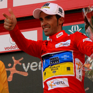 Contador sigue vestido de rojo líder