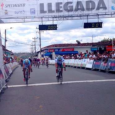 Enrique Quiñonez imponiéndose en la categoría B