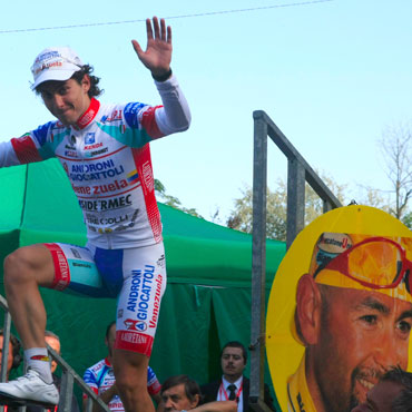 Fabio Fellini con el fondo de Marco Pantani