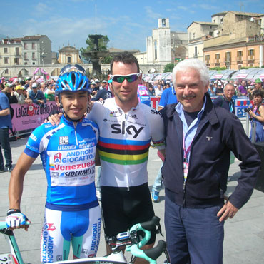 Gianni Savio con Miguel Rubiano y Mark Cavendish en el Giro de Italia