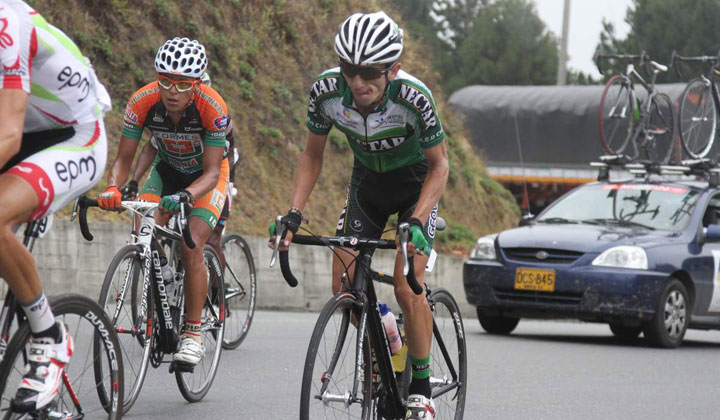 Álvaro Gómez en pleno ascenso hacia el Alto de La Linea, en el marco de la 6ª etapa del Clásico RCN 2012