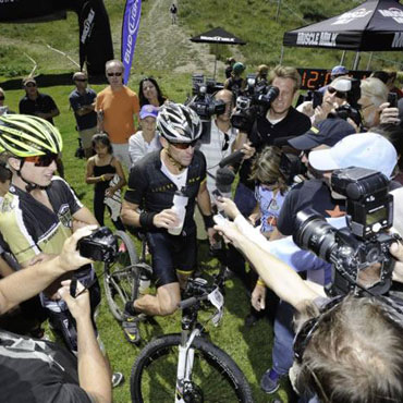 Lance Armstrong atendiendo a los medios