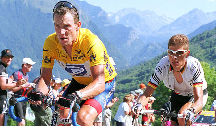 El ex ciclista quien sigue pasando malos ratos por su presunto dopaje, ahora dimite como director ejecutivo de su fundación Livestrong