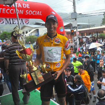 El campeón Ospina feliz con su trofeo