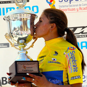 Liliana Moreno con su trofeo de campeona