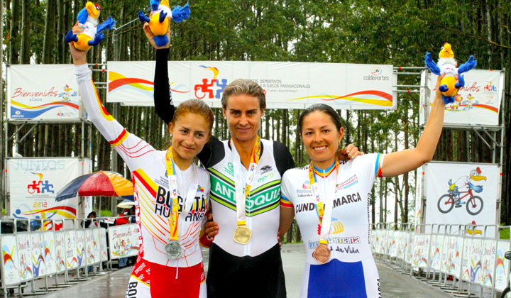 Podio en la CRI Femenina: María Luisa Calle (Oro), Laura Lozano (Plata), Luz Adriana Tovar (Cundinamarca)