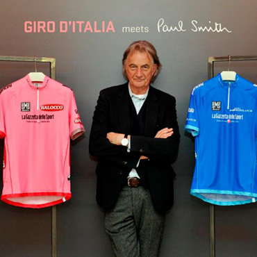 Paul Smith con las camisetas del próximo Giro