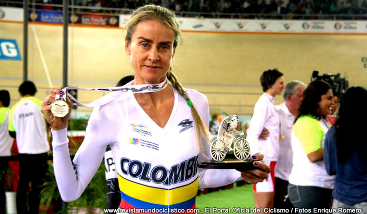 Maria Luisa Calle celebra con su medalla de plata conseguida en Aguascalientes (México)