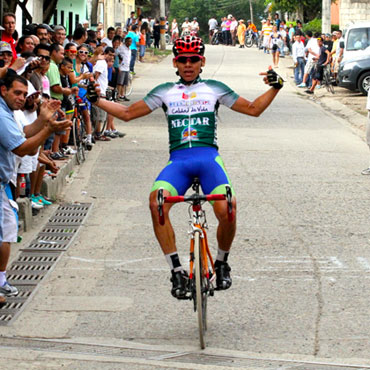 Cristian Vanegas ganó la carrera en la categoría élite