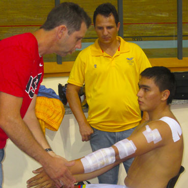 Fabián Puerta siendo tratado de sus heridas en Minsk