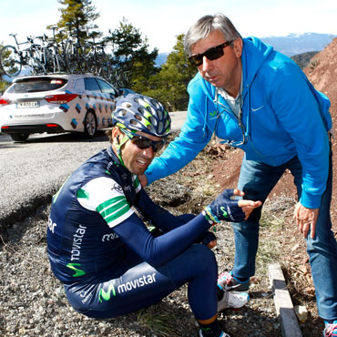 Valverde es asistido por Unzué en el momento de su caída