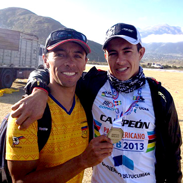 Fabio Castañeda celebrando con su DT Héctor Pérez