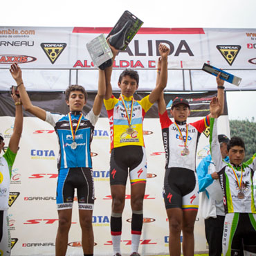 Egán Arley Bernal en el podio de su categoría