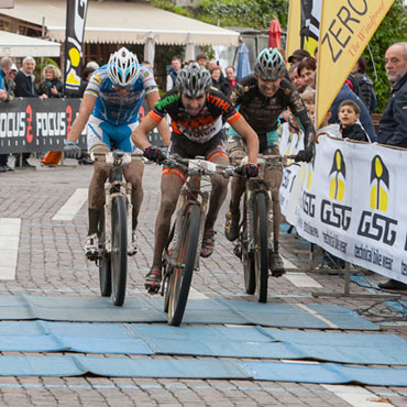 Los colombianos Diego Arias y Leonardo Páez en pleno sprint