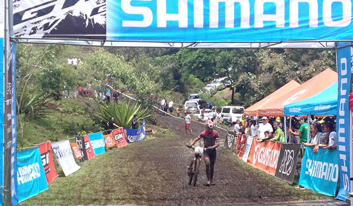 Castañeda venció al barro y a sus rivales para confirmarse al frente del Torneo Nacional de MTB (Foto©PrensaGW-Shimano)