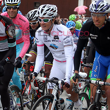 Betancur luciendo orgulloso su camiseta blanca de mejor joven del Giro 2013