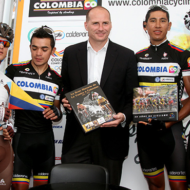 El Director del Giro Michele Acquarone, de visita en el Stand Colombia