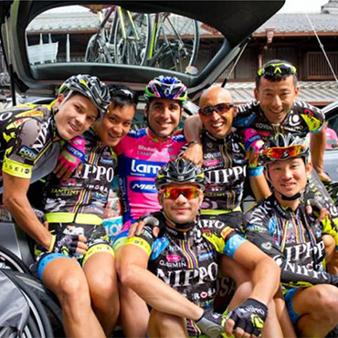 Julián Arredondo y su equipo del Nippo-De Rosa en Japón