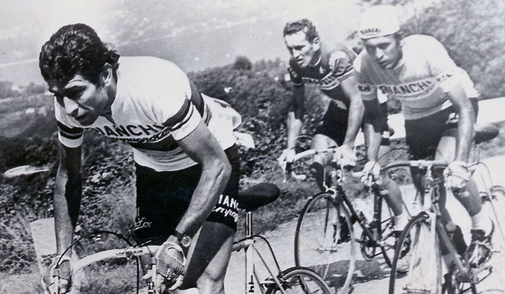 Este sábado se están cumpliendo cuatro décadas de la participación inicial de un escarabajo en el Giro de Italia. En la gráfica, Cochise con la gorra siempre escoltando a su líder de la Bianchi Campagnolo