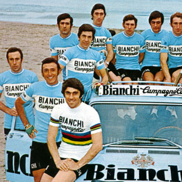 Cochise con su equipo italiano del Bianchi Campagnolo
