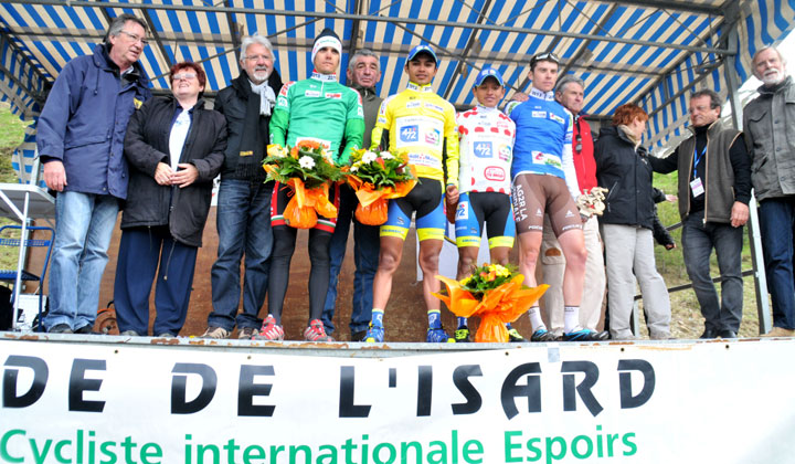 Podio de los mejores de la Ronde de L'Isard donde están 2 colombianos: Juan Chamorro y Heiner Parra (Foto©GilbertoChocce)