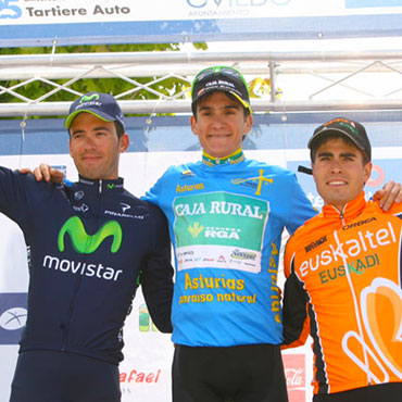 Podio de la Vuelta a Asturias con Txurruka, Landa y Moreno