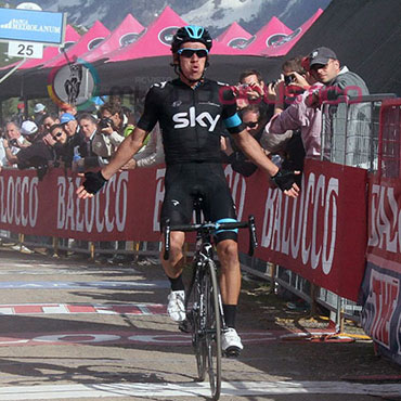 Urán mandó en el Altopiano y escaló al podio del Giro