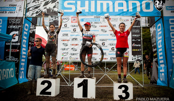 Podio en damas élite con: Angelita Parra (Centro), Laura Abril (Izq) y Xiomy Guerrero (Der)