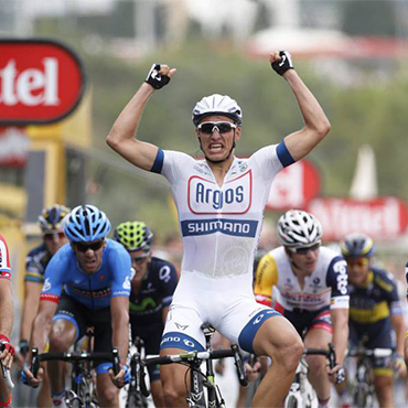 Kittel se impuso en Bastia en el medio del caos