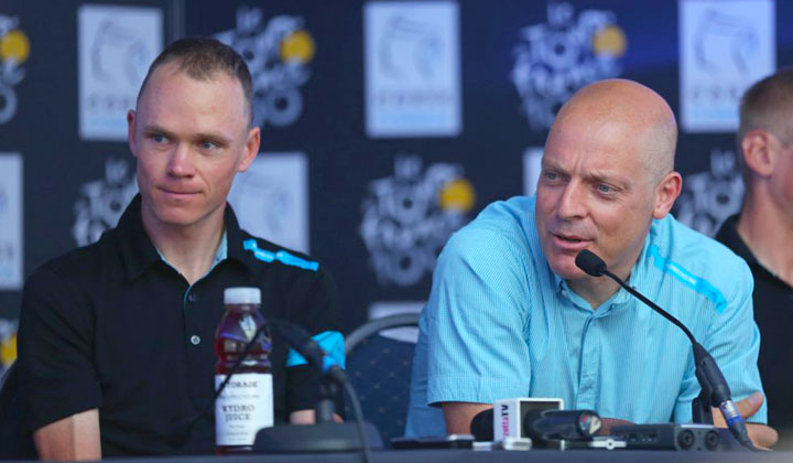Chris Froome y Dave Brailsford (director deportivo del Team Sky), en plena rueda de prensa con los medios. Crédito Foto: Getty Images