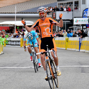 Samu Sánchez consiguió una merecida victoria que buscaba desde el Giro
