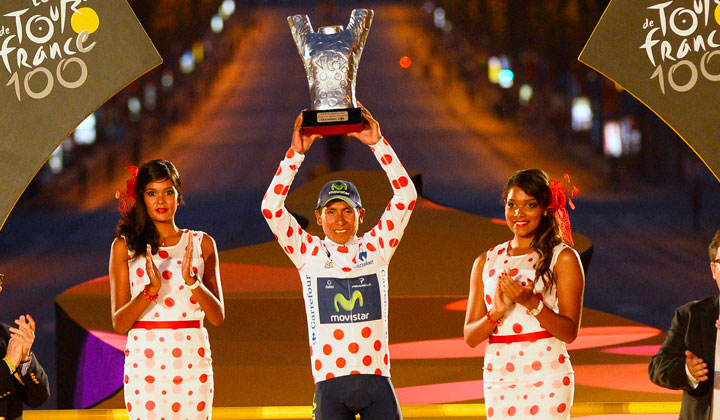 El colombiano se quedó también con la camiseta de pepas rojas que en el pasado ya habían vestido colombianos como Luis Herrera, Santiago Botero y Mauricio Soler. (Foto©PrensaTeamMovistar)