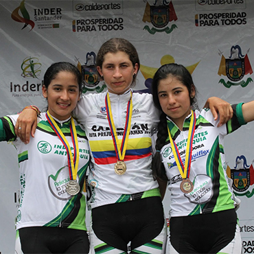Daniela López (Oro), Leidy Espinel (Plata) y Paula Patiño (Bronce)