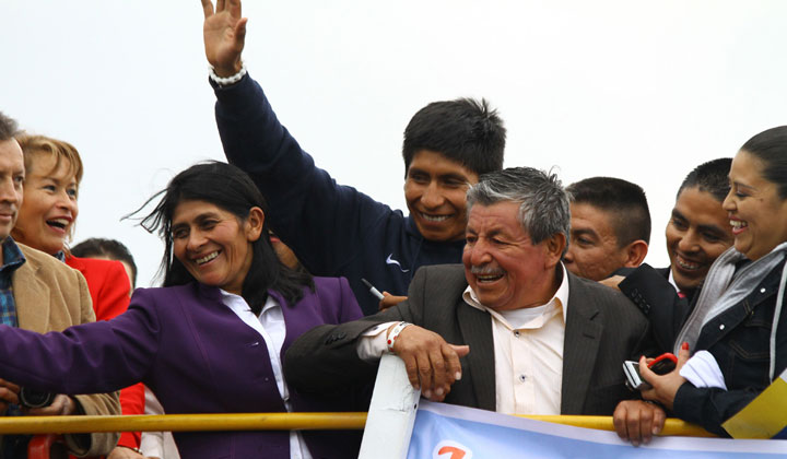 Nairo Quintana ya está su patria y fue recibido muy afectuosamente por todos sus seguidores y por sus padres, Luis Quintana y Eloísa Rojas