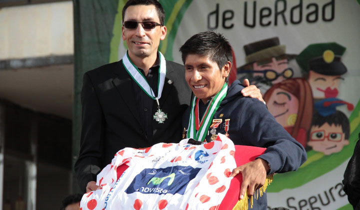 Quintana le obsequió la camiseta de mejor escalador del Tour a Mauricio Soler, Maillot que el ‘Lancero’ ganara en el año 2007