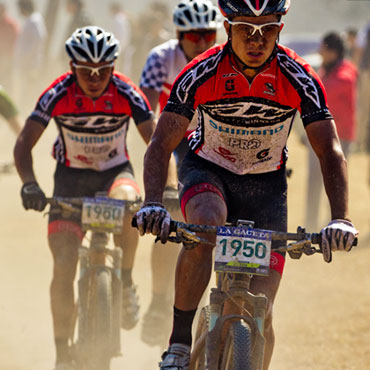 Los crosistas Fabio Castaneda y Jonathan Botero en acción